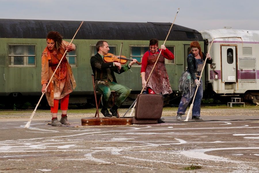 Métamorphose de la cie Les Plastiqueurs : spectacle du festival "Lisieux Grands Ouverts".