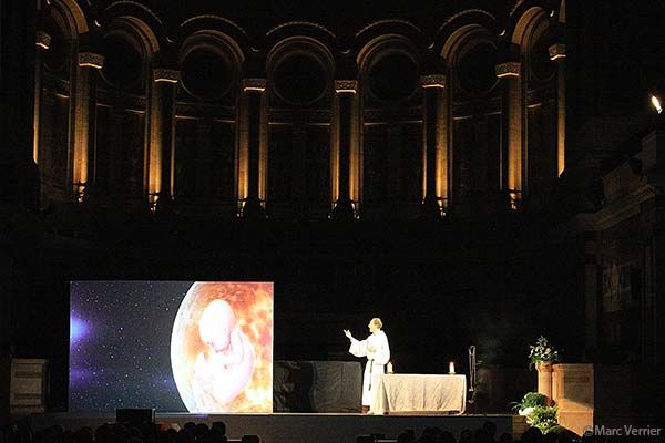 cinéma théâtre de Marc Hollogne à la basilique Sainte therese de Lisieux